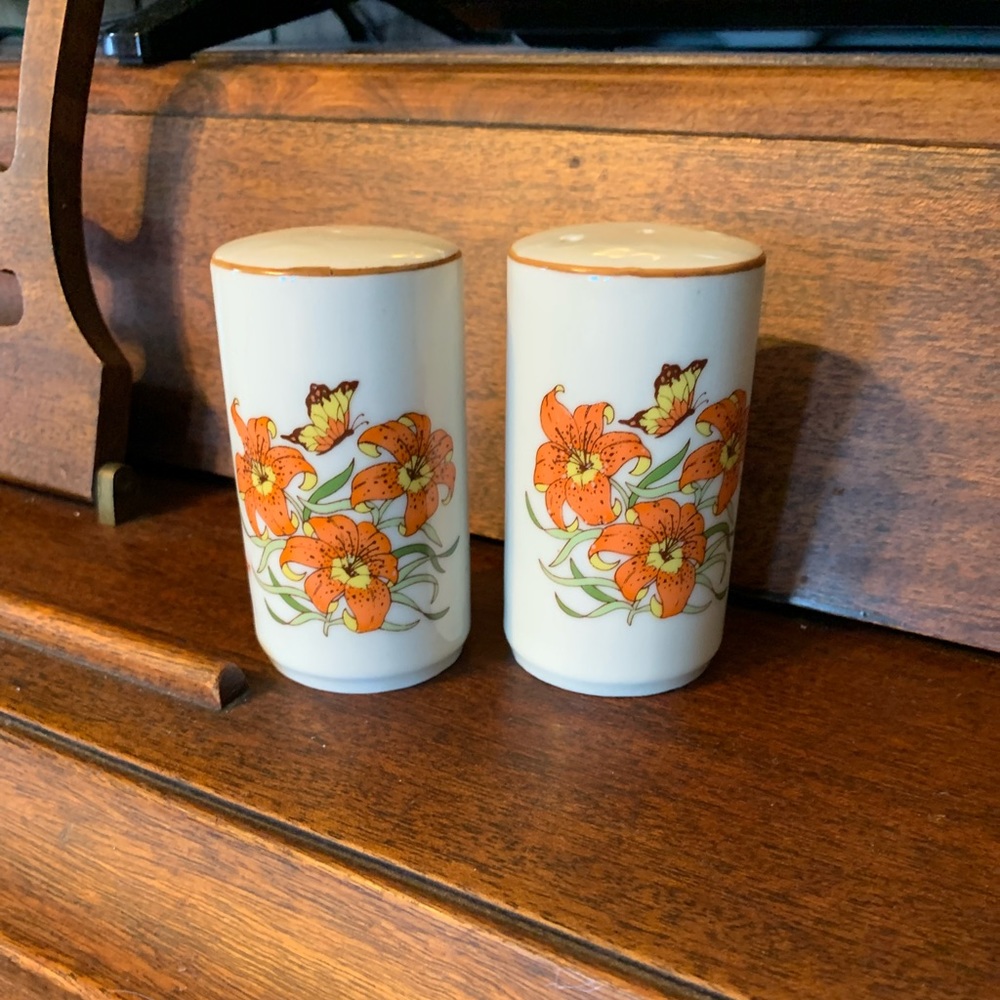 Vintage S & P shakers. 3 1/2 “ tall
